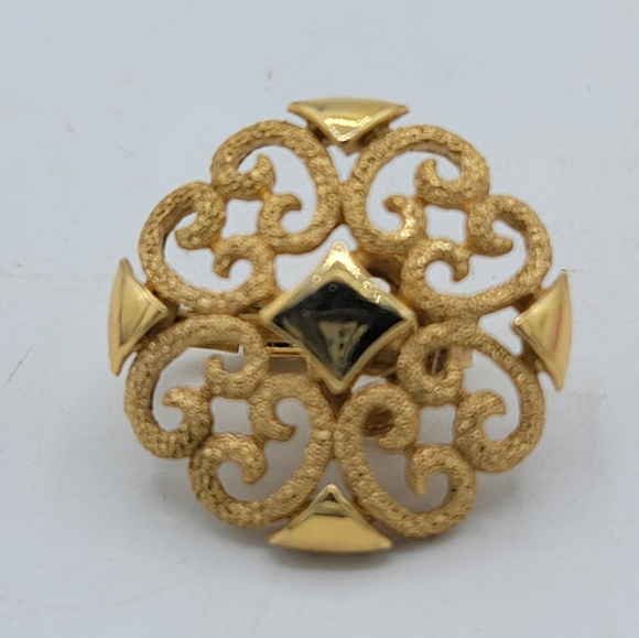 Avon Precious Pretenders Clip On Earrings Textured Filigree Scrollwork 70s Vtg - Picture 4 of 10